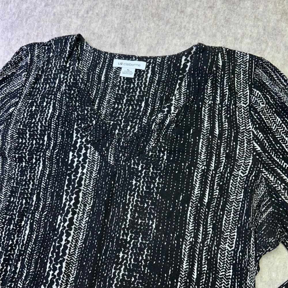 Liz Claiborne XL Black White Abstract Print Long Sleeve V Neck T Shirt Top